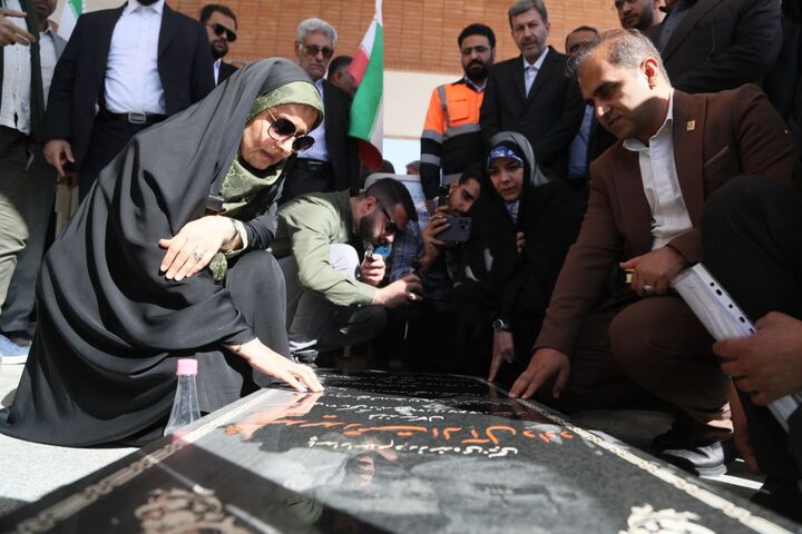 وزیر راه به مقام شهدای خور و بیابانک ادای احترام کرد