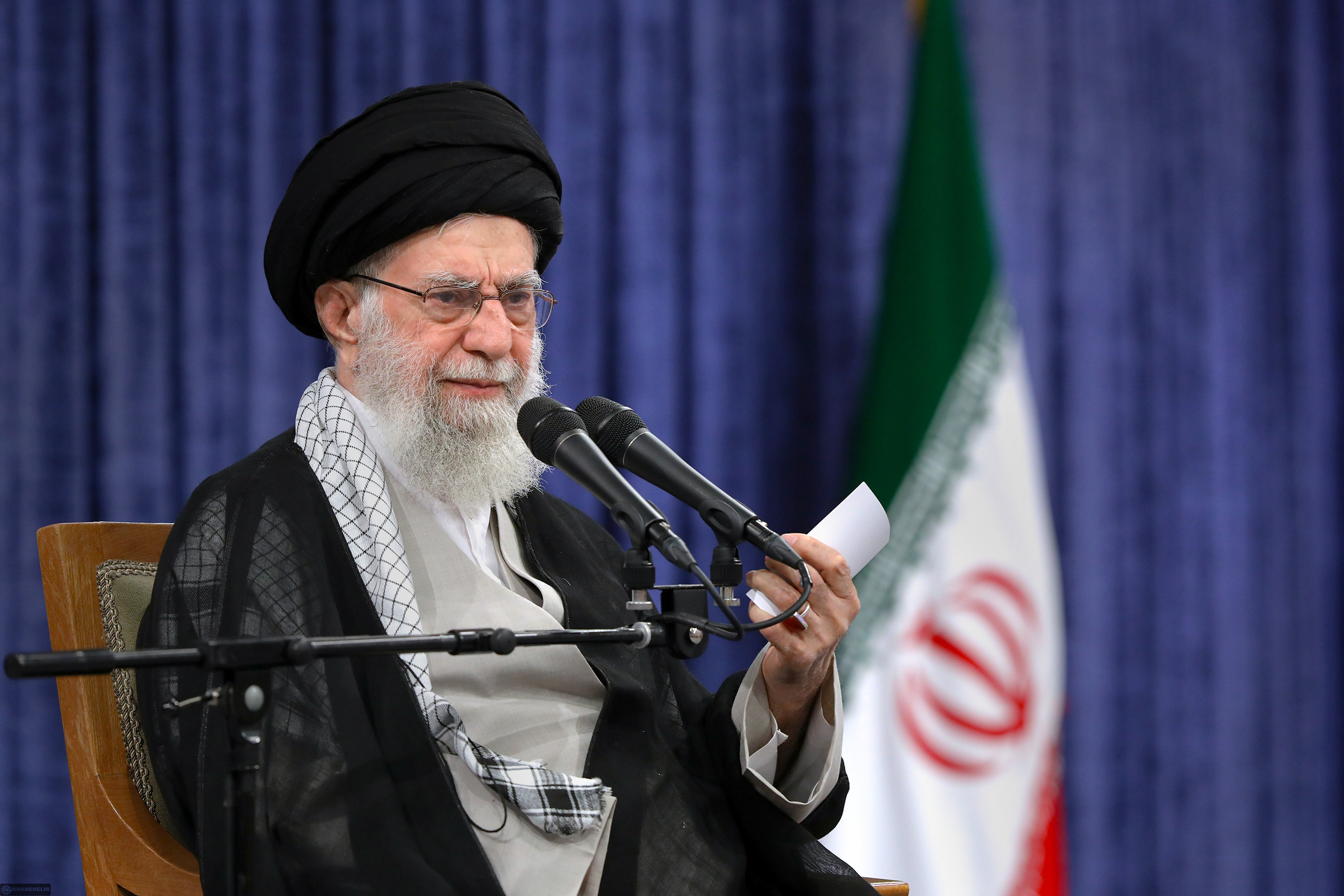 امام خامنه‌ای: دل شهید رئیسی  لبریز از مهربانی به مردم بود