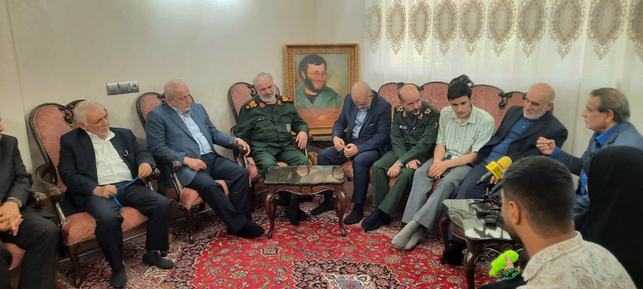 دیدار جانشین فرمانده کل سپاه با خانواده شهید بروجردی
