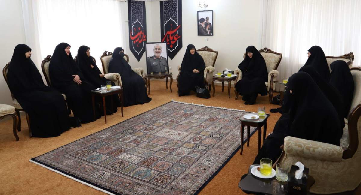 حضور همسران شهدای مدافع حرم در منزل شهید سلامی