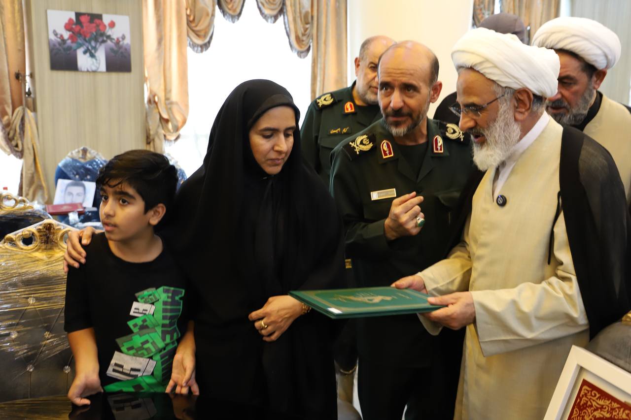 دیدار نماینده ولی فقیه در سپاه با خانواده شهدای اقتدار استان لرستان