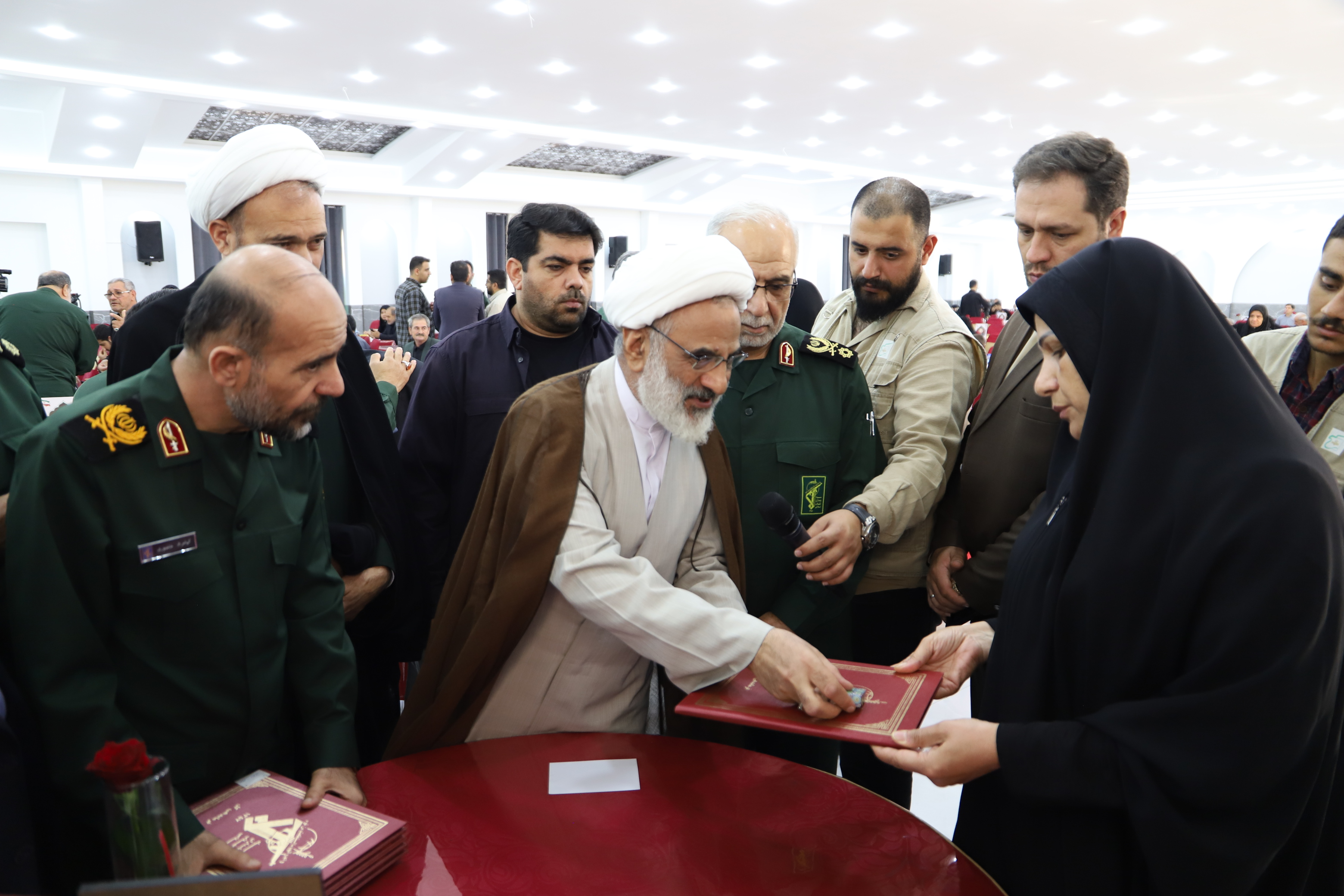 گزارش تصویری| دیدار حجت الاسلام و المسلمین حاجی صادقی با خانواده شهدای اقتدار استان کرمانشاه