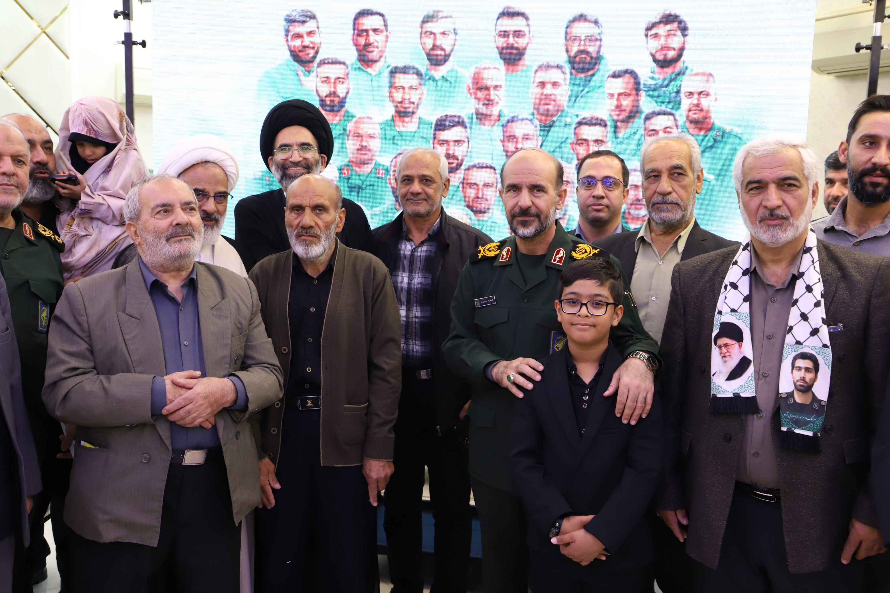 گزارش تصویری| دیدار حجت الاسلام و المسلمین حاجی صادقی با خانواده شهدای اقتدار شهر کاشان