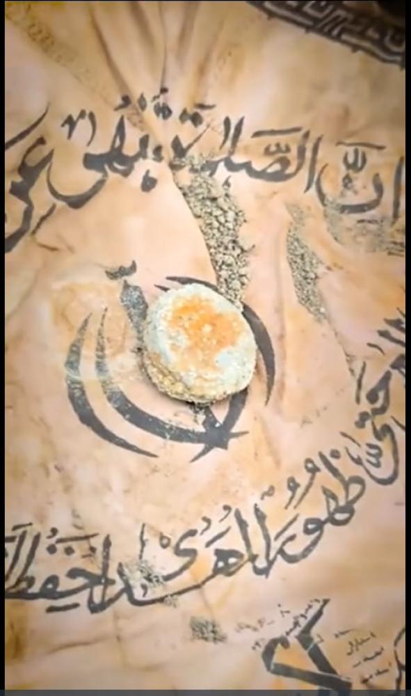 تفحص پیکر مطهر پاسدار شهید با سجاده و تسبیح اهدایی لشکر ۱۴ امام حسین (ع) + فیلم