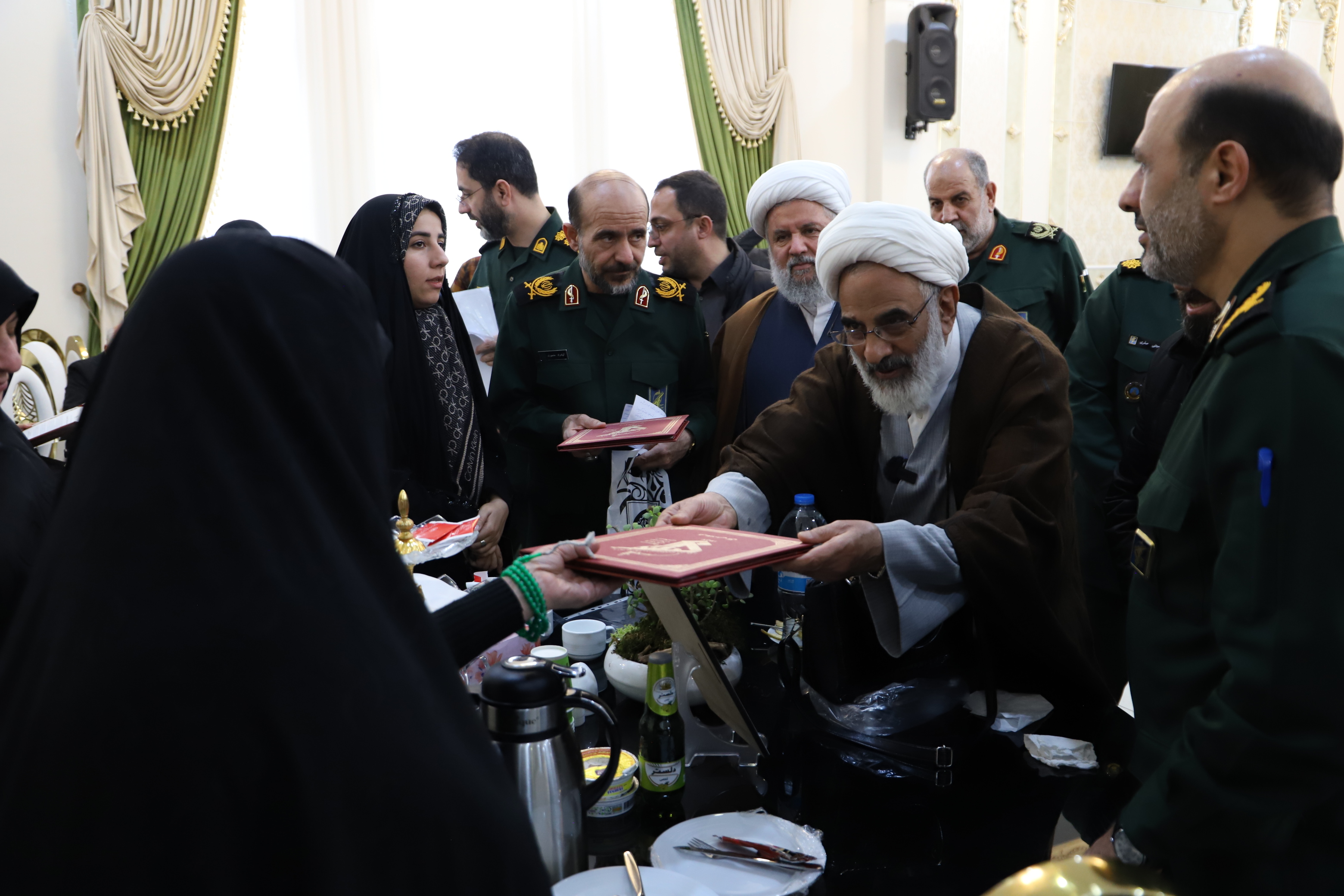 دیدار حجت الاسلام و المسلمین حاجی صادقی با خانواده شهدای اقتدار استان البرز