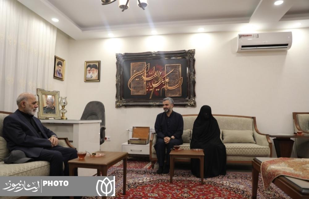 فرمانده قرارگاه مرکزی خاتم‌الانبیاء با خانواده شهید سپهبد  پاکپور دیدار کرد
