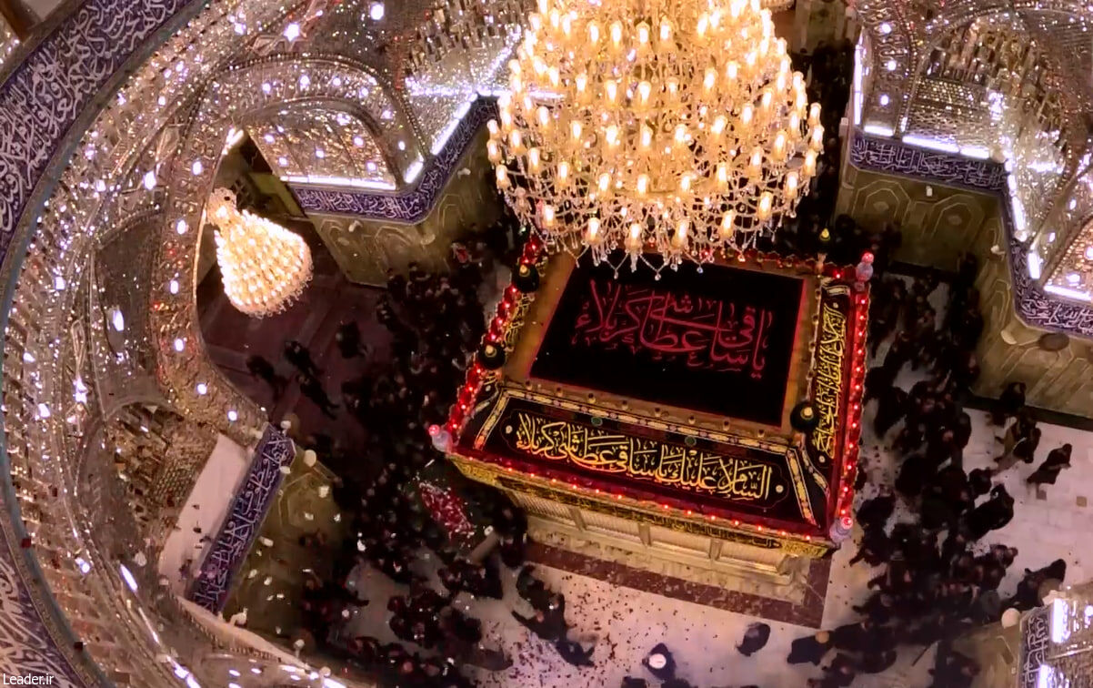 زیارت کربلا پس از 69 سال فراغ/پیکر مطهر رهبر شهید به حرم امام حسین(ع) رسید