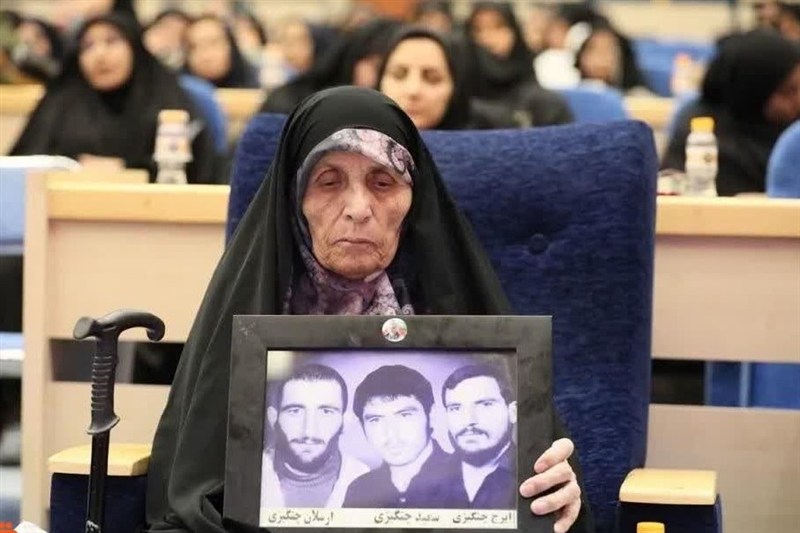 دیدار در بهشت؛ پرواز روح بلند مادر سه شهید و همسر جانباز همدانی