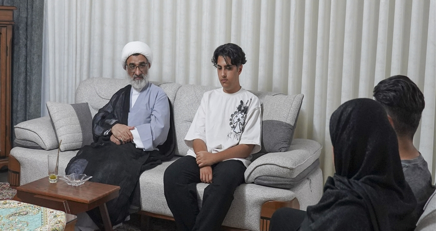 دیدار دبیر شورای عالی انقلاب فرهنگی با خانواده‌های شهدای کادر پرواز اردیبهشت