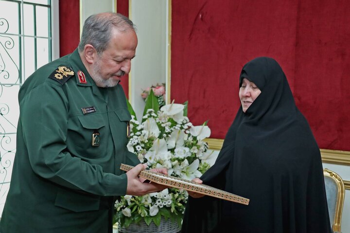 دیدار سرپرست وزارت دفاع با خانواده شهید شمخانی