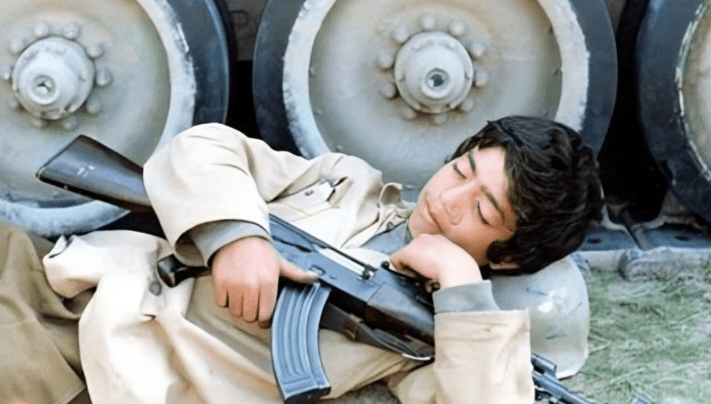 مادر شهید علیرضا محمودی فرزند شهیدش پیوست