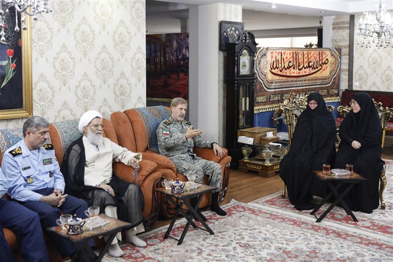 دیدار فرمانده‌ کل ارتش با خانواده شهید سرلشکر نصیرزاده