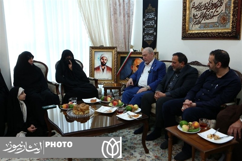 دیدار اعضای دفتر رهبر شهید انقلاب  با خانواده سپهبد شهید رشید+عکس