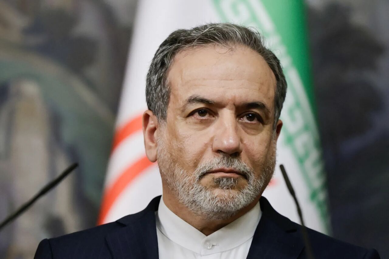 عراقجی متوجها الى الساسة الامریکیین: لا تستطیعون خداع الناس الى الابد
