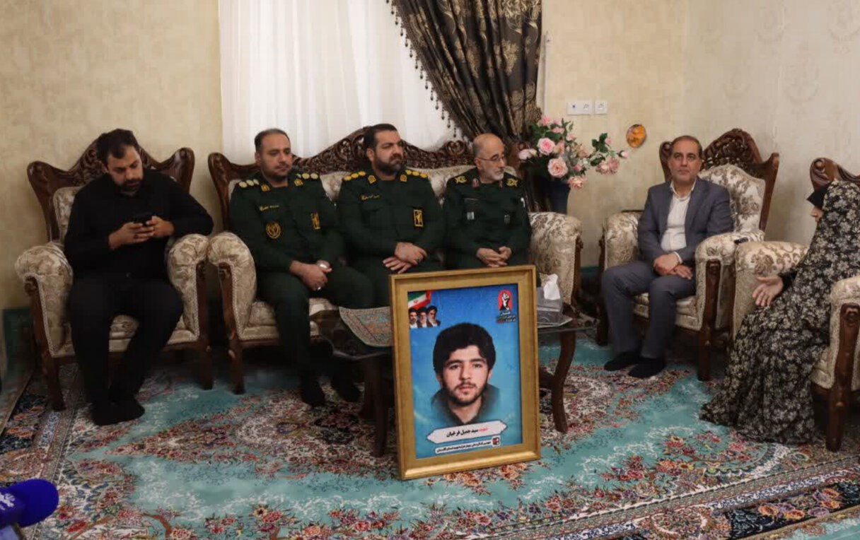 دیدار سردار آزادی با خانواده شهید فرخیان
